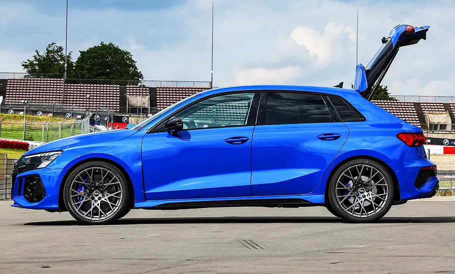 Audi RS 3; stehend; Außenansicht; Profilansicht; geöffnete Kofferraumklappe