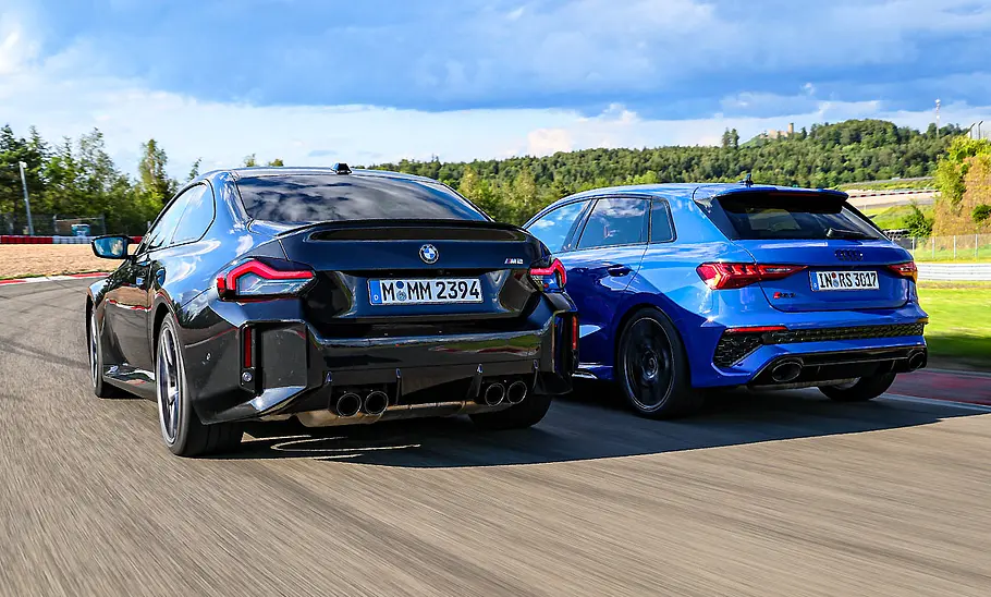 BMW M2/Audi RS 3; fahrend; Außenansicht; Gruppenbild; Heckansicht