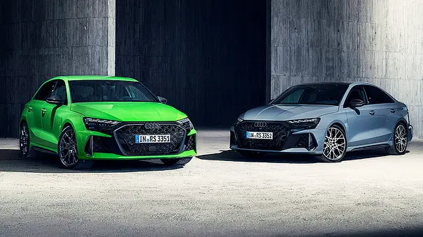 Das Audi RS 3 Facelift (2024) als Sportback und Limousine stehend von vorne fotografiert. - Foto: Audi