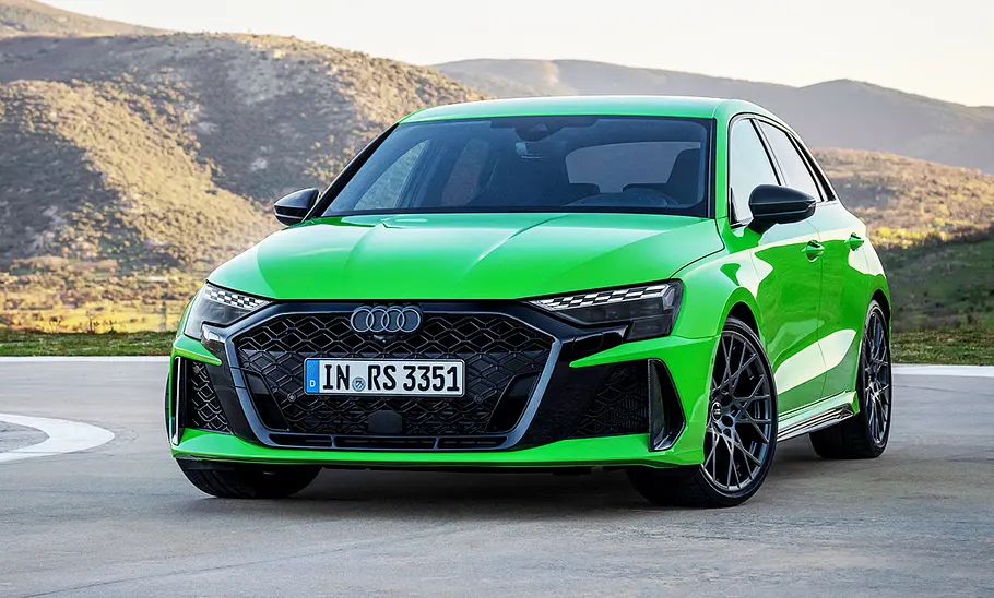 Das Audi RS 3 Sportback Facelift (2024) stehend von schräg vorne fotografiert.