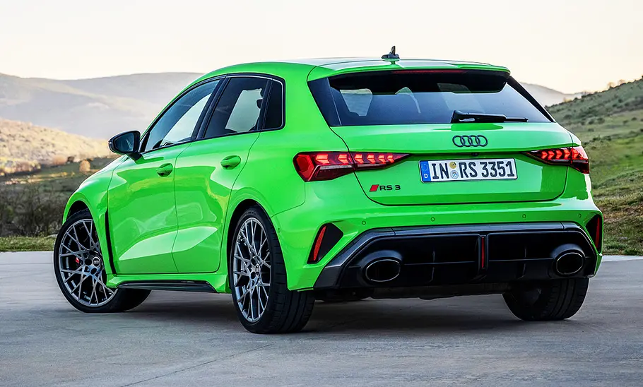 Das Audi RS 3 Sportback Facelift (2024) stehend von schräg hinten fotografiert.
