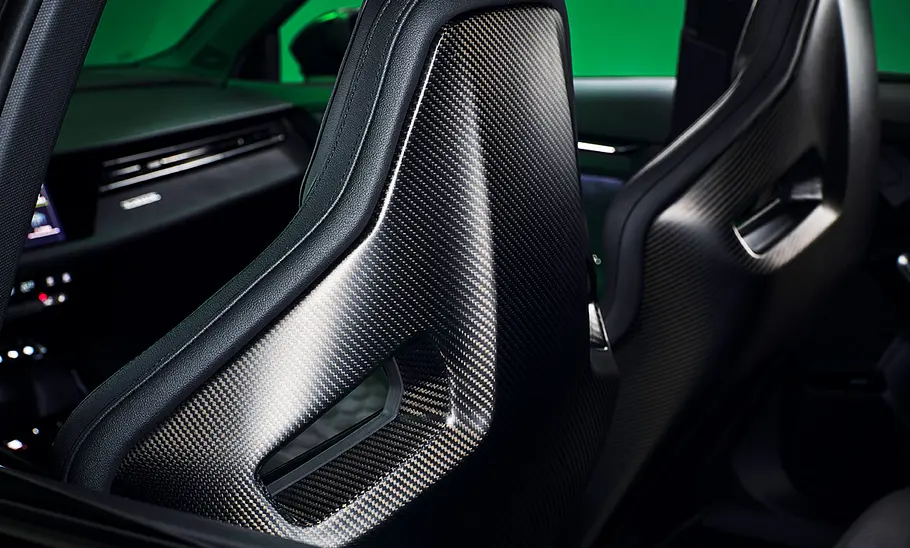 Die Rückenlehnen der Sportschalensitze im Audi RS 3 Facelift (2024).