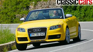 Das Audi RS 4 Cabriolet fahrend von schräg vorne fotografiert. - Foto: Bernd Ebener