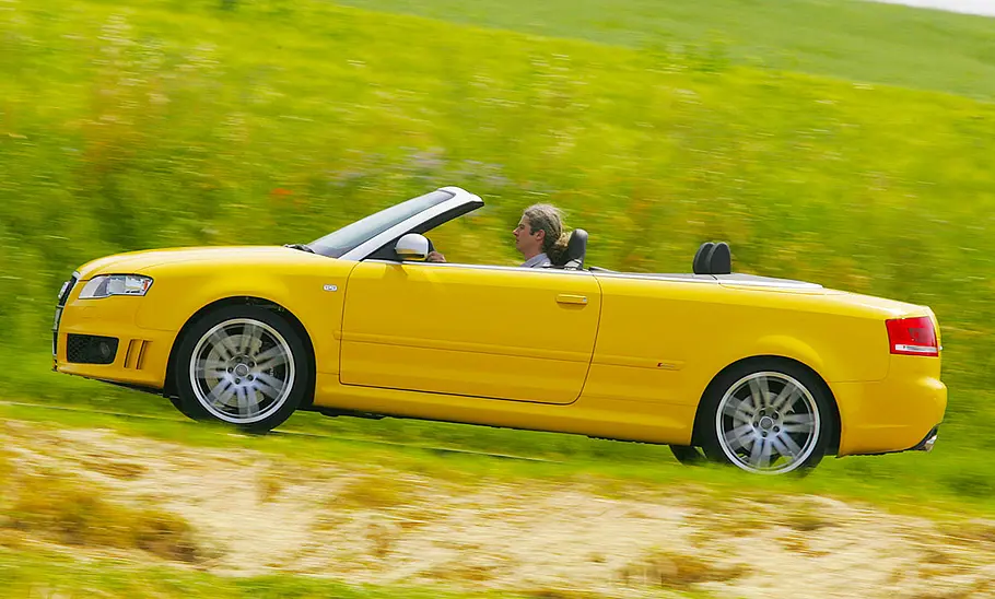 Audi RS 4 Cabriolet Das Audi RS 4 Cabriolet fahrend von der Seite fotografiert.
