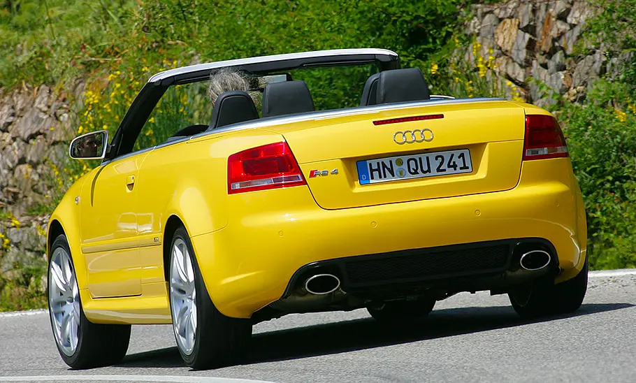 Audi RS 4 Cabriolet Der Audi RS 4 Cabriolet fahrend von schräg hinten fotografiert.