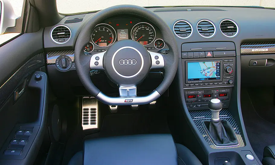 Audi RS 4 Cabriolet Das Cockpit des Audi RS 4 Cabriolet.