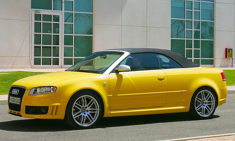 Audi RS 4 Cabriolet Das Audi RS 4 Cabriolet statisch von schräg vorne mit geschlossenem Dach fotografiert.