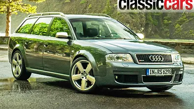 Der Audi RS 6 (C5) stehend von schräg vorne. - Foto: Audi