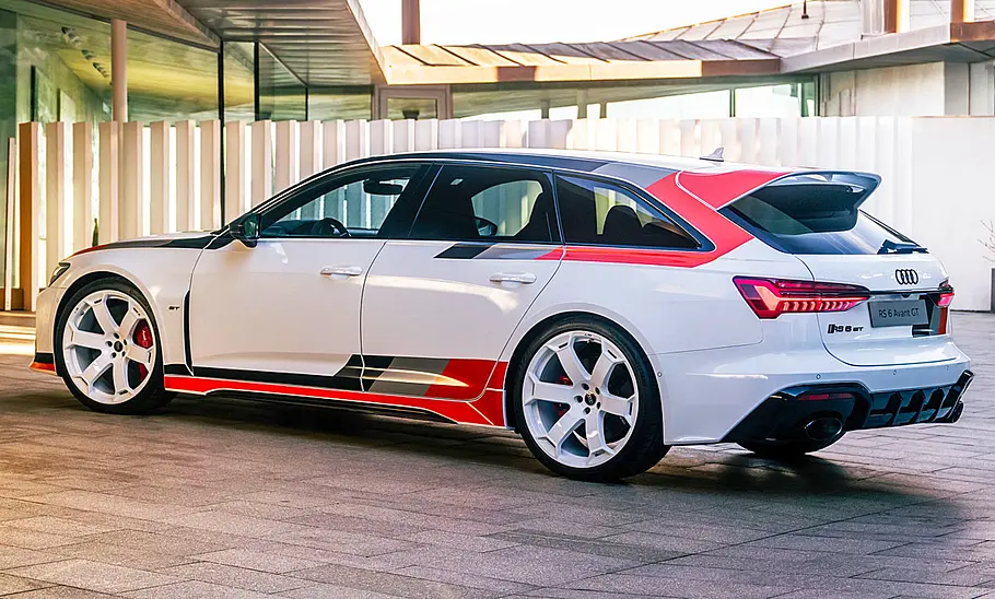 Der Audi RS 6 Avant GT (2024) von schräg hinten fotografiert.