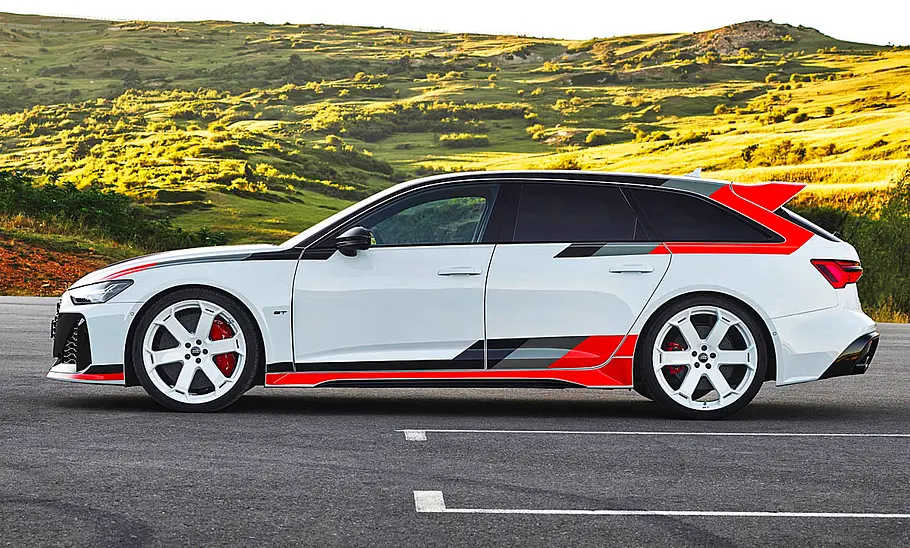 Der Audi RS 6 Avant GT (2024) von der Seite fotografiert.