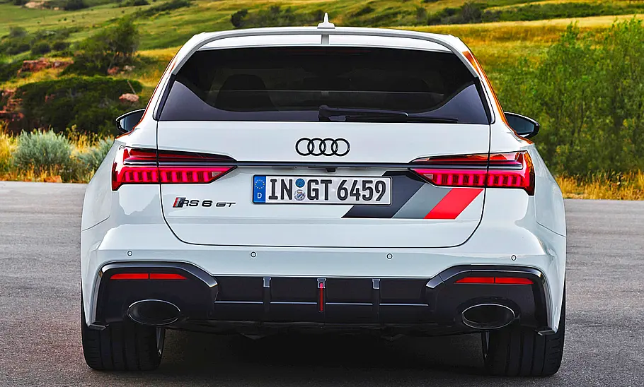 Der Audi RS 6 Avant GT (2024) von hinten fotografiert.
