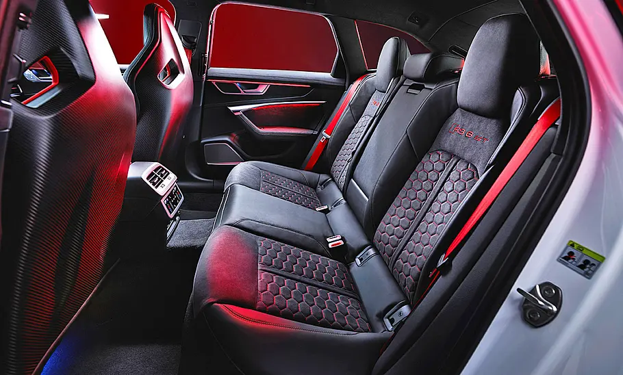 Die Rücksitzbank des Audi RS 6 Avant GT (2024).