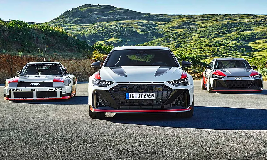 Der Audi RS 6 Avant GT (2024) flankiert vom Audi 90 quattro Imsa GTO (links) und dem Audi RS 6 GTO (rechts).