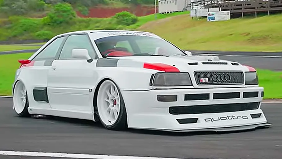 Audi S2 mit R8-V10 Der Audi S2 mit R8-V10 stehend von schräg vorne.