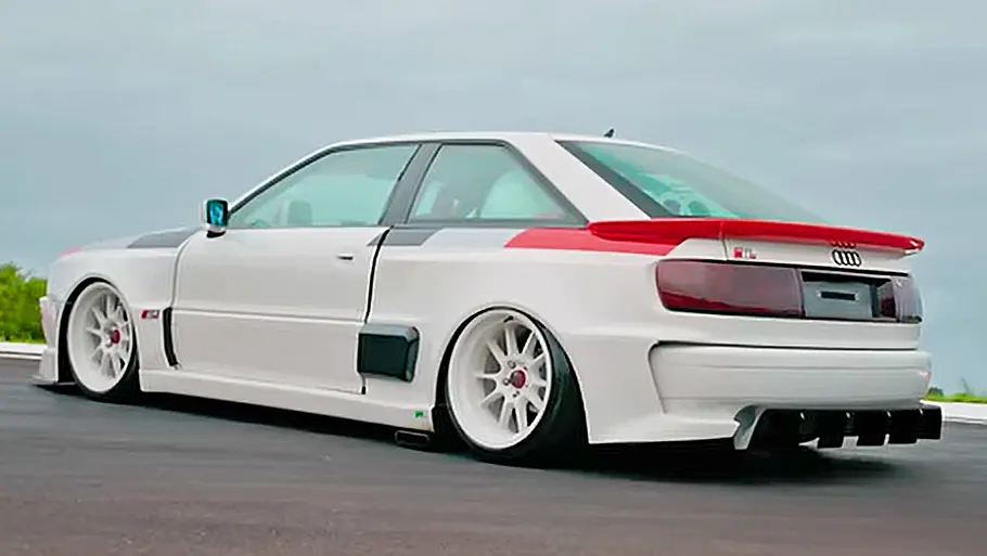 Audi S2 mit R8-V10 Der Audi S2 mit R8-V10 stehend von schräg hinten.
