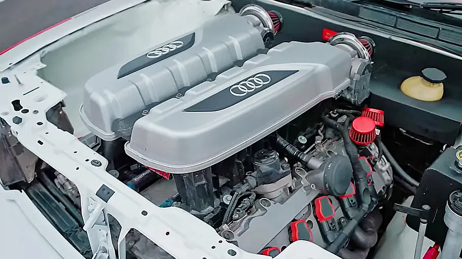 Audi S2 mit R8-V10 Der Motor des Audi S2 mit R8-V10.