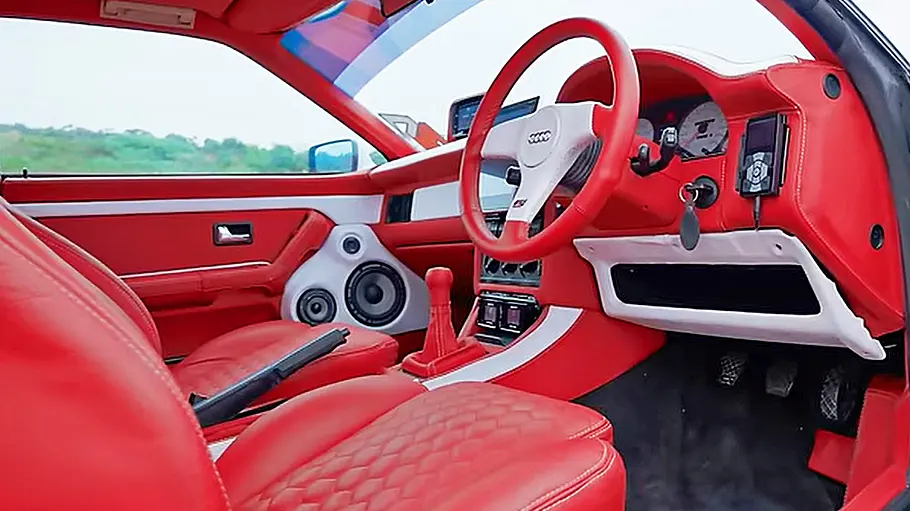Audi S2 mit R8-V10 Das Cockpit des Audi S2 mit R8-V10.