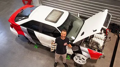 Blick von oben auf das Audi Quattro S2 Coupé mit Bentley-W12. Eine Person steht neben dem Auto. - Foto: Anderson Dick (Youtube)