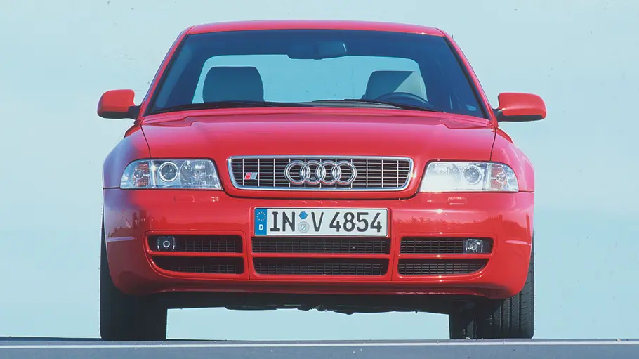 Der Audi S4 stehend von vorne