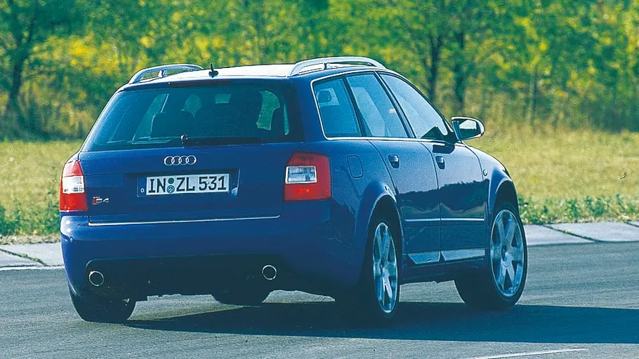 Audi S4 Avant fahrend von schräg hinten fotografiert. 