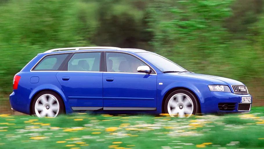 Audi S4 Avant fahrend von der Seite fotografiert. 