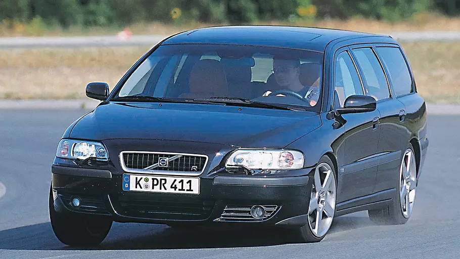 Volvo V70 R fahrend von schräg vorne fotografiert. 