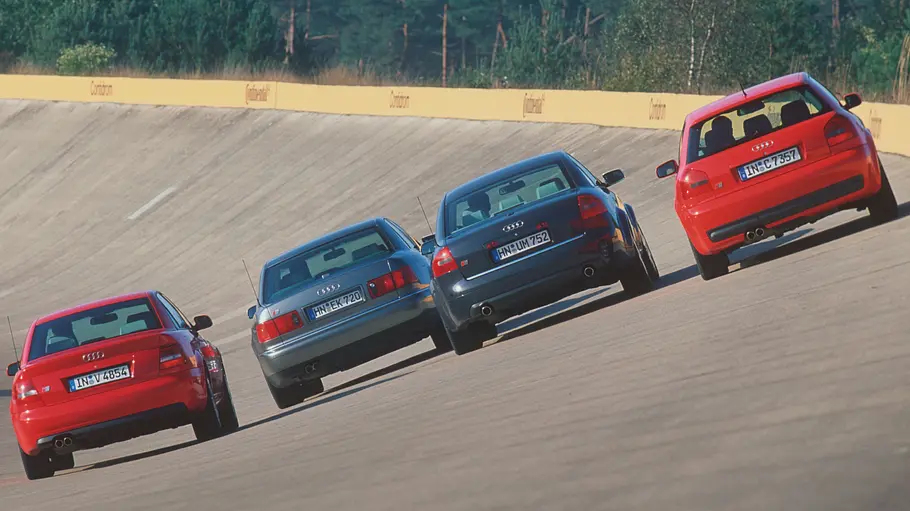 Audi S4, S8, S6 und S3 fahrend von hinten