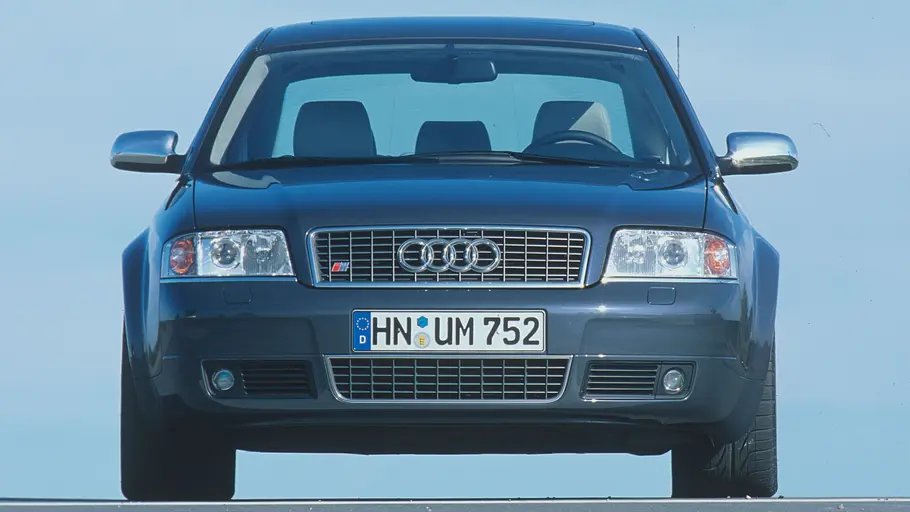 Der Audi S6 stehend von vorne