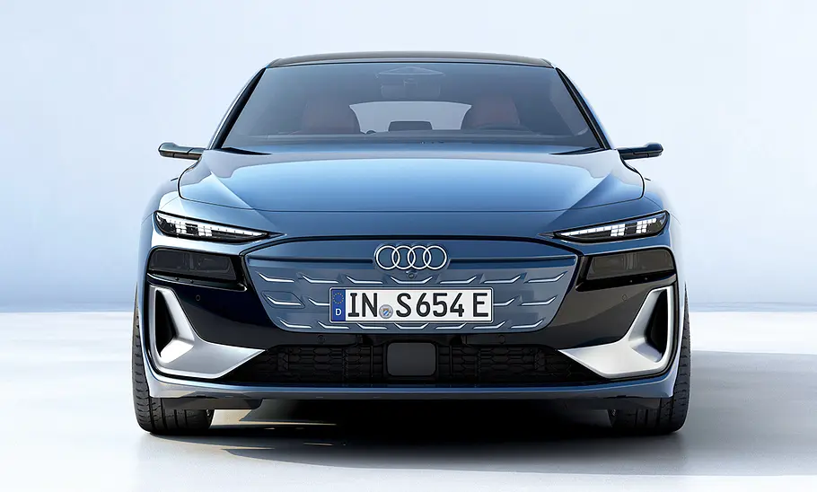 Der Audi S6 e-tron (2025) steht vor weißem Hintergrund, von vorne fotografiert.