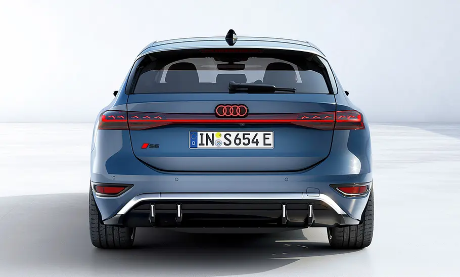 Der Audi S6 e-tron (2025) steht vor weißem Hintergrund, von hinten fotografiert.