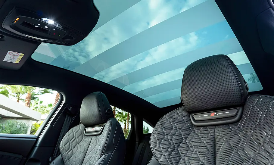 Die vorderen Sitze und das Panoramadach des Audi S6 e-tron (2025).