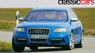 Der Audi S6 Avant (2006) fahrend von schräg vorne fotografiert. - Foto: Jochen Faber