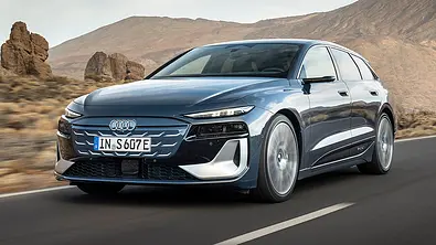 Der Audi S6 Avant e-tron (2024) fahrend von schräg vorne. - Foto: Audi