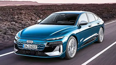 Blick von schräg vorne auf den fahrenden Audi S6 Sportback e-tron (2025). - Foto: Audi