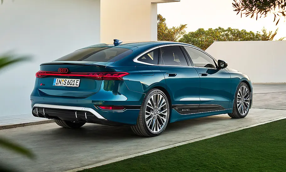 Der Audi S6 e-tron Sportback (2025), statisch von hinten rechts fotografiert.