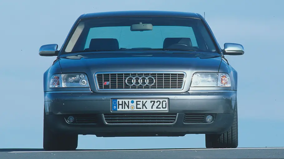 Der Audi S8 stehend von vorne