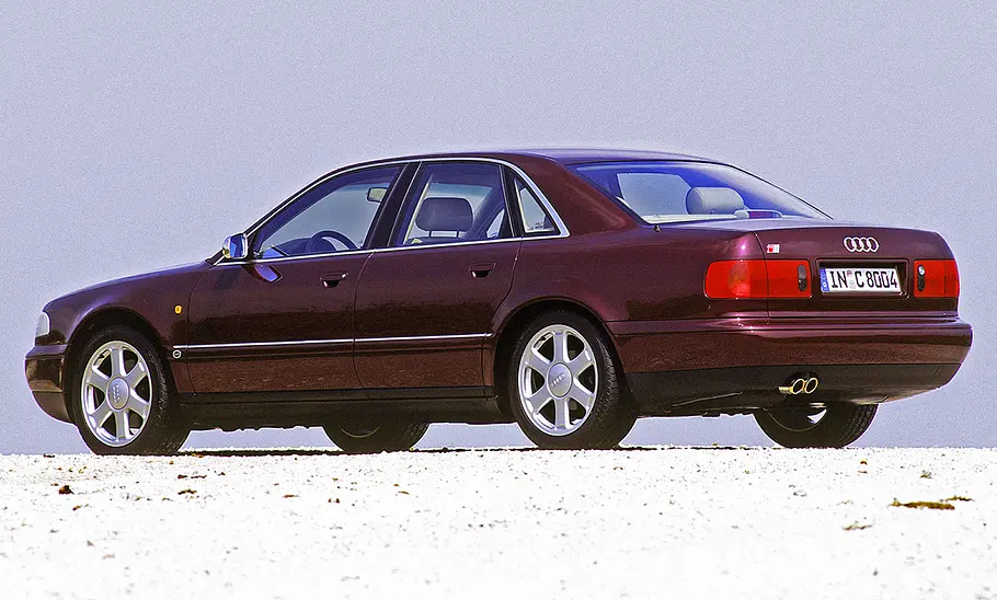 Der Audi S8 stehend von hinten.