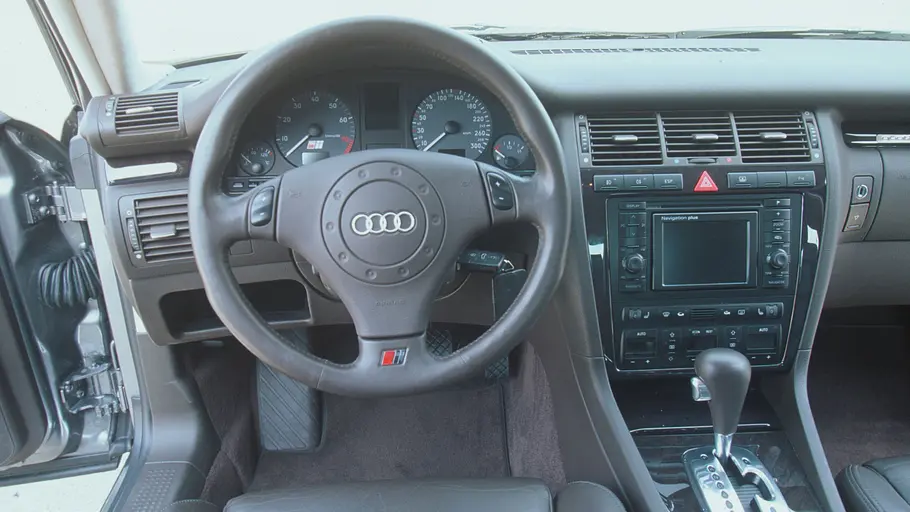 Das Cockpit des Audi S8