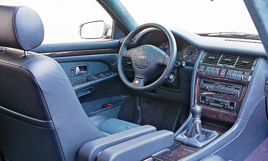 Das Cockpit des Audi S8.