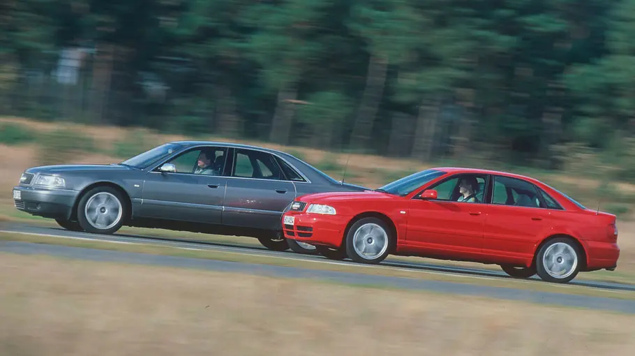 Audi S8 und S4 fahrend seitlich