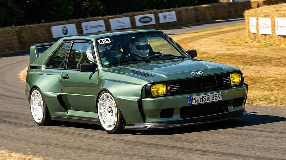 3d-Simulation des Audi Sport quattro HSR Type 859, fahrend von schräg vorne.