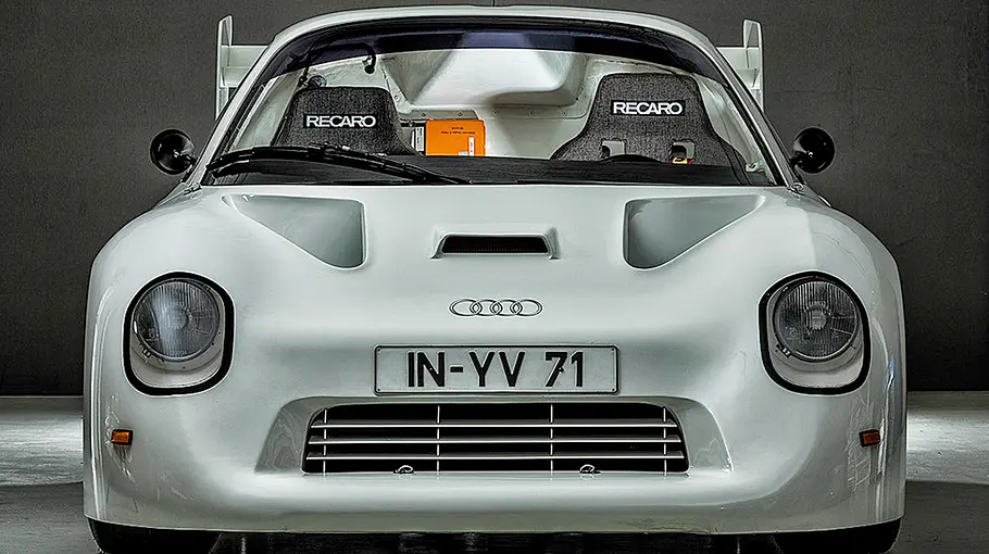 Der Audi Sport Quattro RS 002 Gruppe S stehend von vorne.