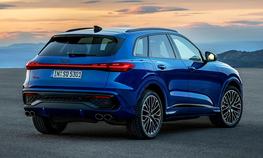 Audi SQ5 (2025) Außenansicht von schräg hinten auf den Audi SQ5 (2025).