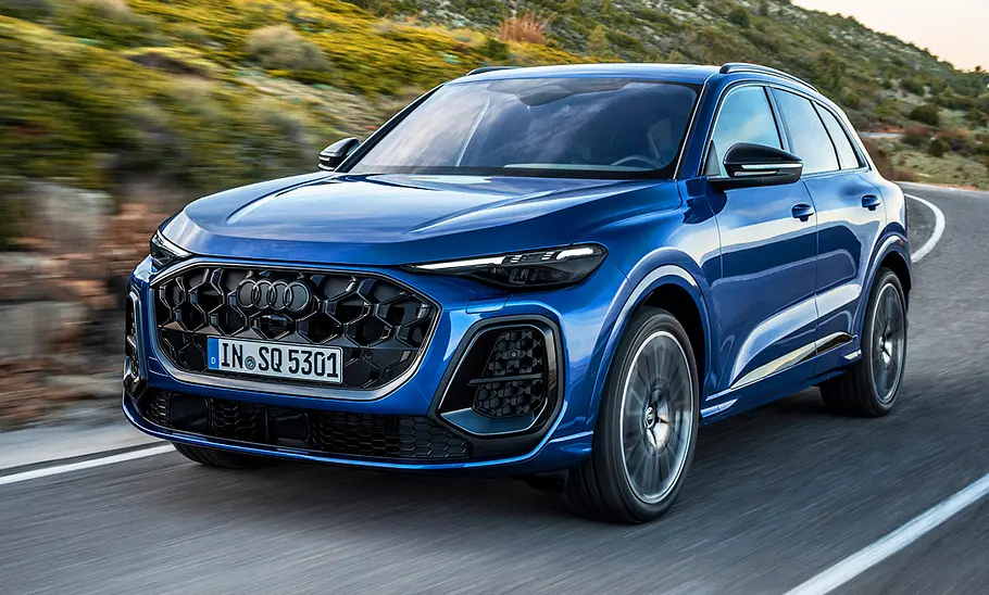 Audi SQ5 (2025) Außenansicht von schräg vorne auf den fahrenden Audi SQ5 (2025).