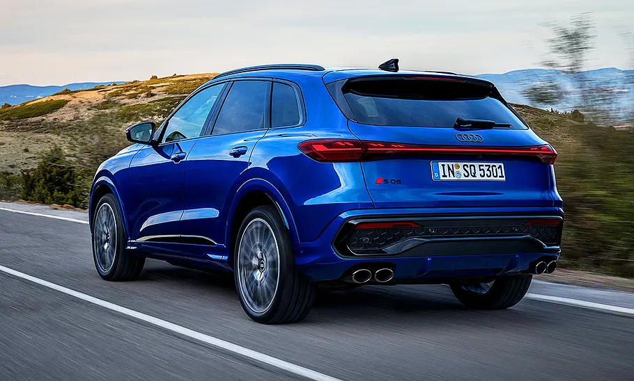 Audi SQ5 (2025) Außenansicht von schräg hinten auf den fahrenden Audi SQ5 (2025).
