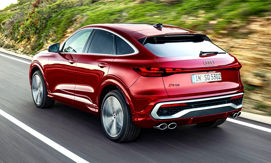 Audi SQ5 Sportback (2025) Außenansicht von schräg hinten auf den fahrenden Audi SQ5 Sportback (2025).