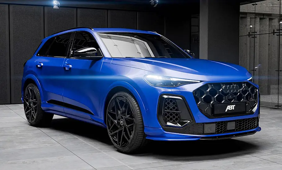 Der Audi SQ5 von Abt stehend von schräg vorne fotografiert.