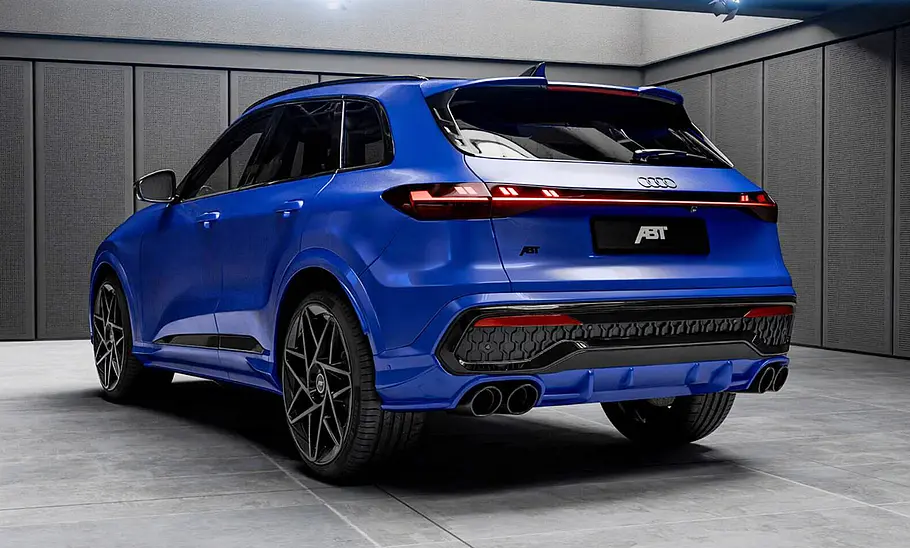 Der Audi SQ5 von Abt stehend von schräg hinten fotografiert.