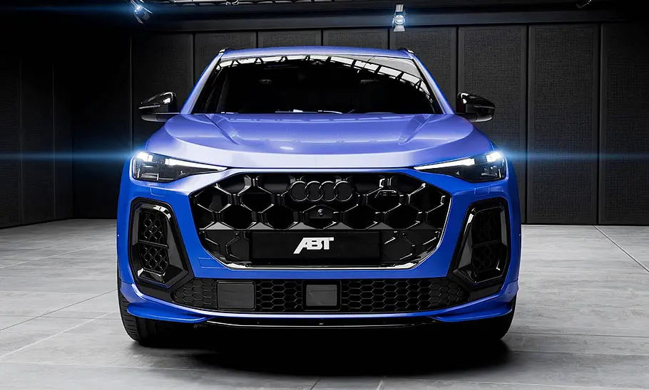 Der Audi SQ5 von Abt stehend von vorne fotografiert.