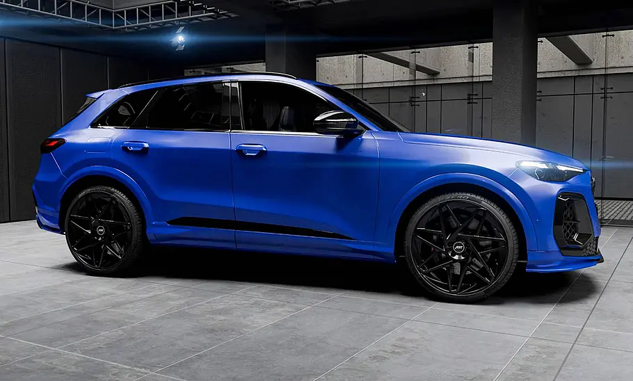 Der Audi SQ5 von Abt stehend von der Seite fotografiert.